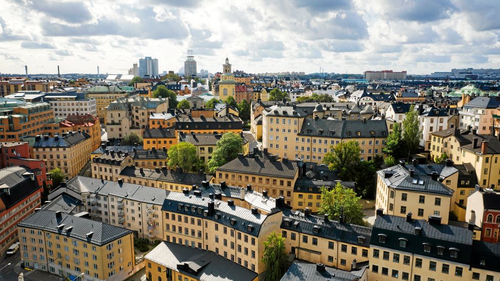 En man hittades död i en lägenhet på Södermalm i Stockholm.
