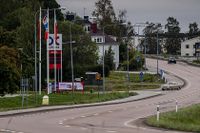 I Kramfors kommun kommer 57 personer att få ekonomiskt stöd efter att ha flyttat till Kramfors från kommuner i Stockholms län när deras etableringstid gått ut, skriver artikelförfattarna. 