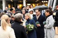 Statsminister Magdalena Andersson, Prins Daniel och kronprinsessan Victoria vid en minnesstund på Sergels torg.