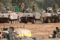 Israeliska soldater förbereder pansarfordon vid gränsen till Gaza.