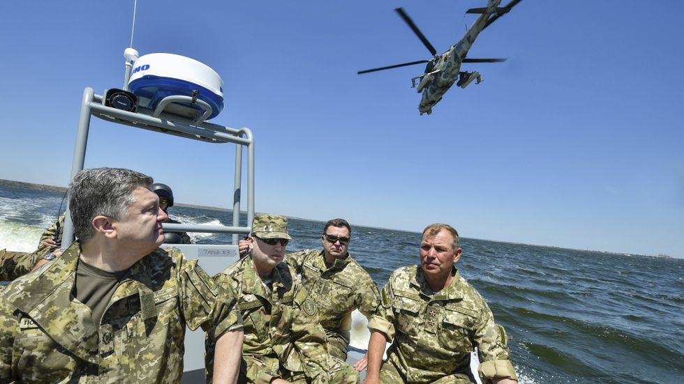 President Petro Porosjenko inspekterar en militärövning i Ukraina.