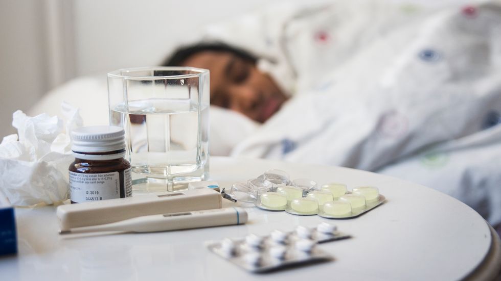 Frossa, stigande feber, värk i kroppen och huvudvärk, hosta och ont i halsen – när influensan väl slår till är det sängläge som gäller. Vaccinet kan mildra symptomen. Arkivbild.