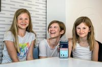 Vera och Edit Sundberg använder appen Gimi tillsammans med mamma Fredrika Ling.