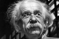 Albert Einstein i juni 1954. Geniet ifrågasattes när han lade fram nya teorier om gravitationen, men han höll fast vid sin argument.