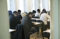 Nyanlända lär sig svenska på ett utbildningscenter för sfi i Täby. 