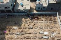 En begravningsplats utanför Aden i Jemen. Dödstalen är höga i Jemen på grund av inbördes strider och coronapandemins verkningar.