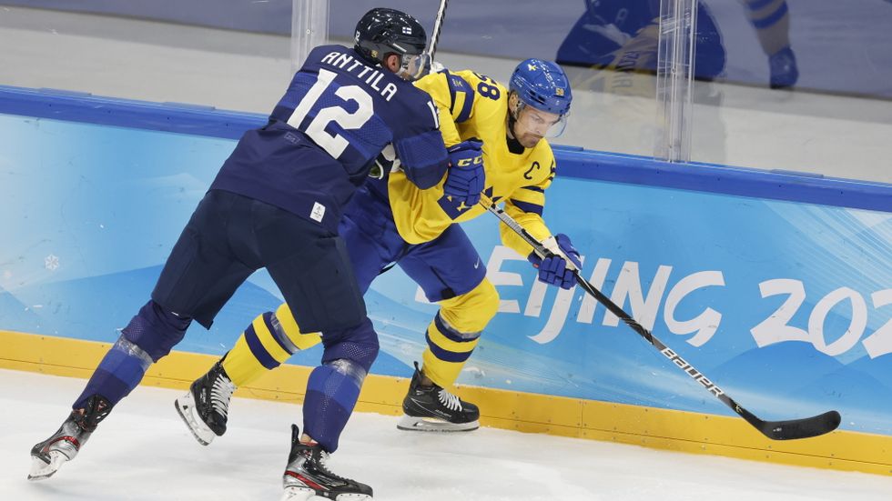 Svenske lagkaptenen Anton Lander blir hårt pressad av Finlands Marko Anttila när Tre Kronor tappade 3–0 till förlust.