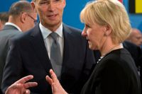 Natos generalsekreterare Jens Stoltenberg diskuterar den gemensamma säkerhetspolitiken med utrikesminister Margot Wallström vid Natos rådsmöte i fredags.