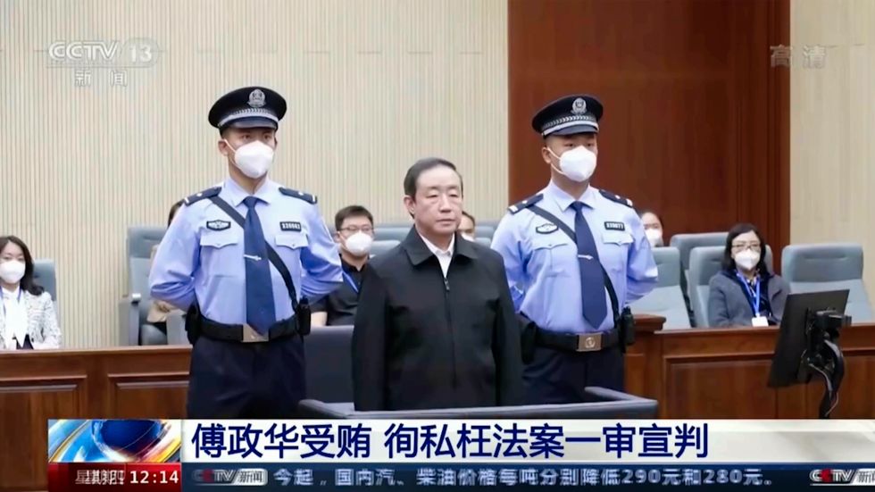 Kinas tidigare justitieminister Fu Zhenghua i domstol i Changchun, där domen mot honom lästes upp. Bilden kommer från den statliga televisionen, där detta visades upp.