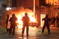 Fordon sattes i brand i centrala Dublin i samband med våldsamheterna.