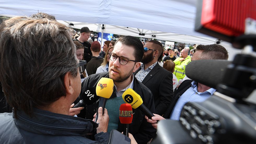 Sverigedemokraternas partiledare Jimmie Åkesson intervjuas av journalister under partiets valturné inför EU-valet i maj 2019.