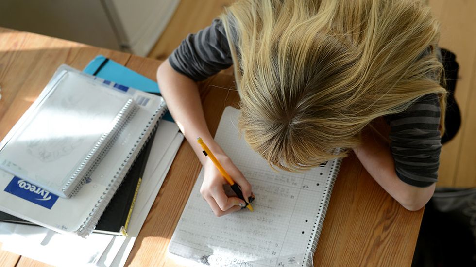 Läraren Pernilla Alm är kritisk till hur läxor används, och menar att skolan ofta skapar helt onödig stress som får många barn och ungdomar att må dåligt.