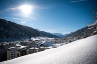 Solen skiner över ett snöigt Davos i Schweiz. Nästa vecka möts världseliten inom politik, ekonomi och vetenskap i den lilla alpstaden.