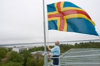 Ålands flagga hissas i Mariehamn.