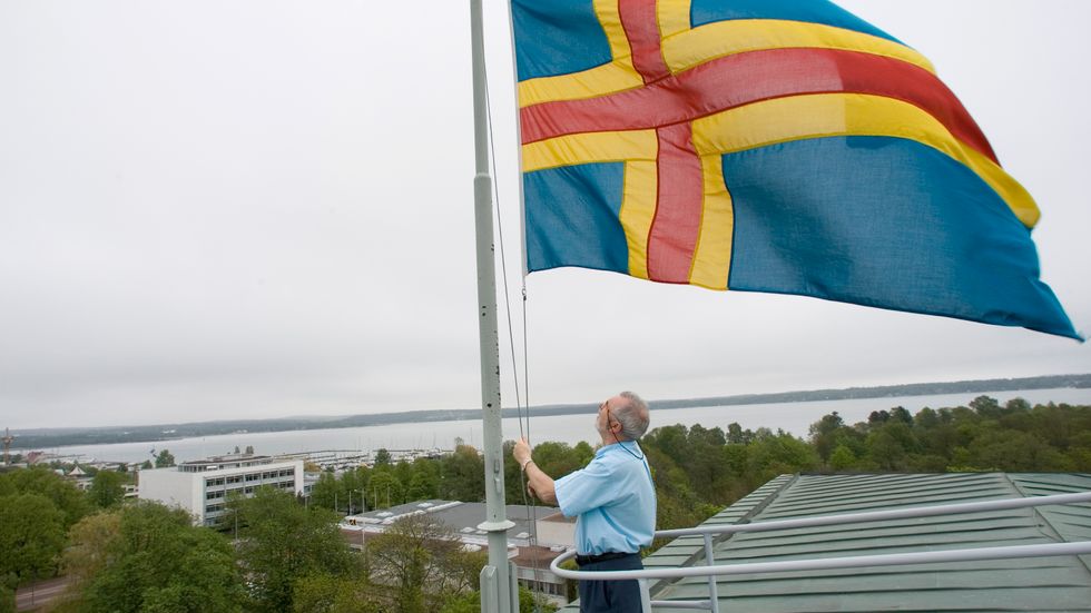 Ålands flagga hissas i Mariehamn.