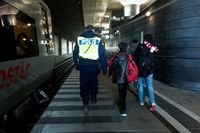 Bilder på ensamkommande flyktingbarn som anländer till Hyllie station i Malmö.