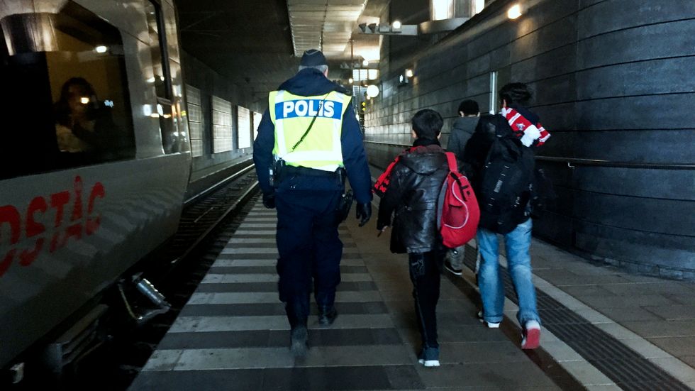 Bilder på ensamkommande flyktingbarn som anländer till Hyllie station i Malmö.