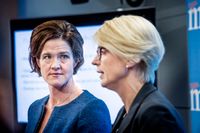 M:s partiledare Anna Kinberg Batra och Elisabeth Svantesson, arbetsmarknadspolitisk talesperson, vid måndagens presskonferens.
