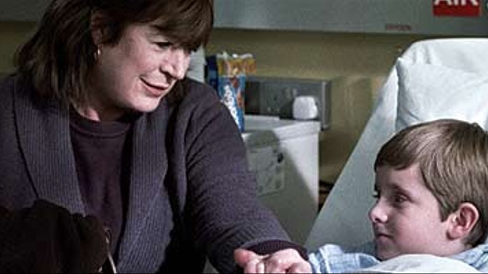 Marianne Faithfull (t.v.) gör filmen till den pärla den är, trots ett lite väl otroligt manus. Corey Burke spelar pojken.