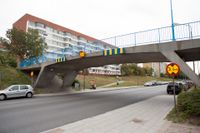 2013 misshandlades en man och hans son svårt på en gångbro över Hyllievångsvägen i Malmö.