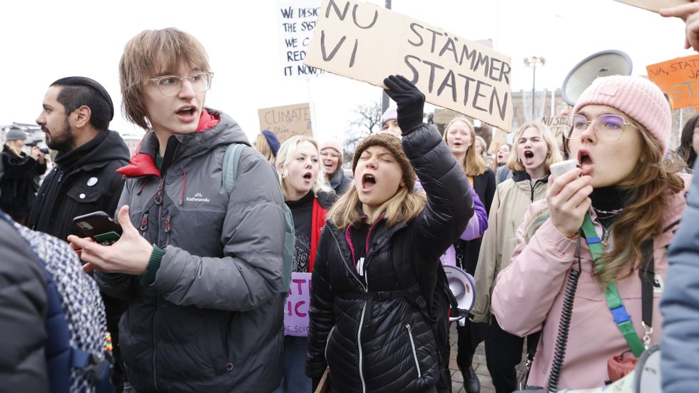 Greta Thunberg under den klimatdemonstration i Stockholm som den ungdomsledda organisationen Aurora gjorde inför inlämning av sin stämningsansökan mot staten.