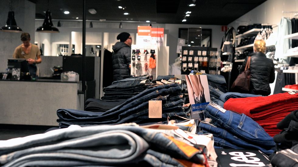 Försäljningen av sällanköpsvaror, som till exempel kläder, minskade med 9 procent i augusti. Arkivbild.