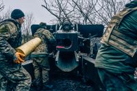 Ukrainska soldater avfyrar ett artilleri mot ryska positioner.