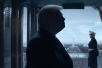 Brendan Gleason som Donald Trump.