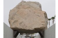 En av Lotass essäer handlar om konstverket ”Levitated mass” som består av en 900 miljoner år gammal och 340 ton tung sten. 