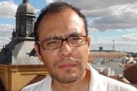 Yuri Herrera (född 1970) studerade statsvetenskap i El Paso och tog senare en doktorsexamen i litteratur vid Berkeley-universitetet i Kalifornien. Hans genombrott som författare kom 2009 med romanen”Tecken som föregår jordens undergång”.