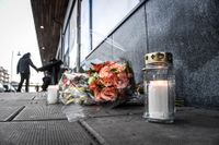 Ljus och blommor utanför Café Mynta i Rinkeby i Norra Stockholm efter en dödsskjutning i december 2016.