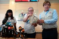 Representanter för de anhöriga till MH370-offren har lämnat över nyfunna vrakdelar till myndigheterna i Malaysia.