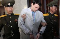 Amerikanske studenten Otto Warmbier leds ut från Högsta domstolen i Nordkoreas huvudstad Pyongyang. Bild från den 16 mars 2016.