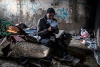 Den 19-åriga syriska flyktingen Mohamed tänder en cigarett innan han ska ta sig vidare över berget – mot Kroatien. Bilden är tagen den 14 december. 