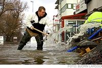 Lasse Nilsson som driver Ågatans Bad och VVS i Göteborg försöker överblicka skadorna av översvämningen.