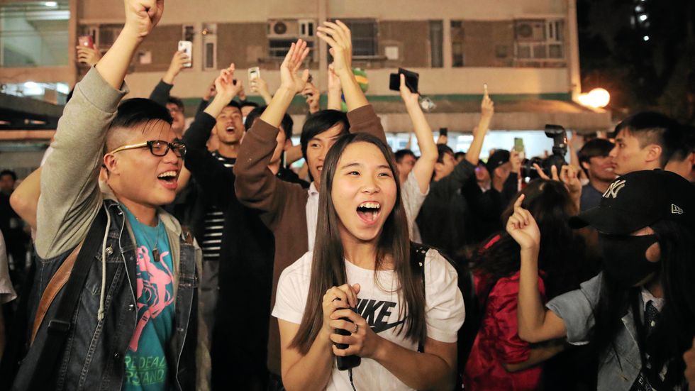 Demokratiaktivister firar de politiska framgångarna i Hongkong.