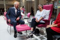 Kung Charles III besöker UCH Macmillan Cancer Centre i London. På bild syns han med patienten Asha Millan.
