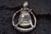 Ett vikingatida silversmycke som tros föreställa gudinnan Freja, hittad i en grav i Östergötland.