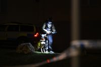 Polis på plats vid brottsplatsen med tekniker och hundförare efter söndagens mord i området Blombacka i Södertälje.