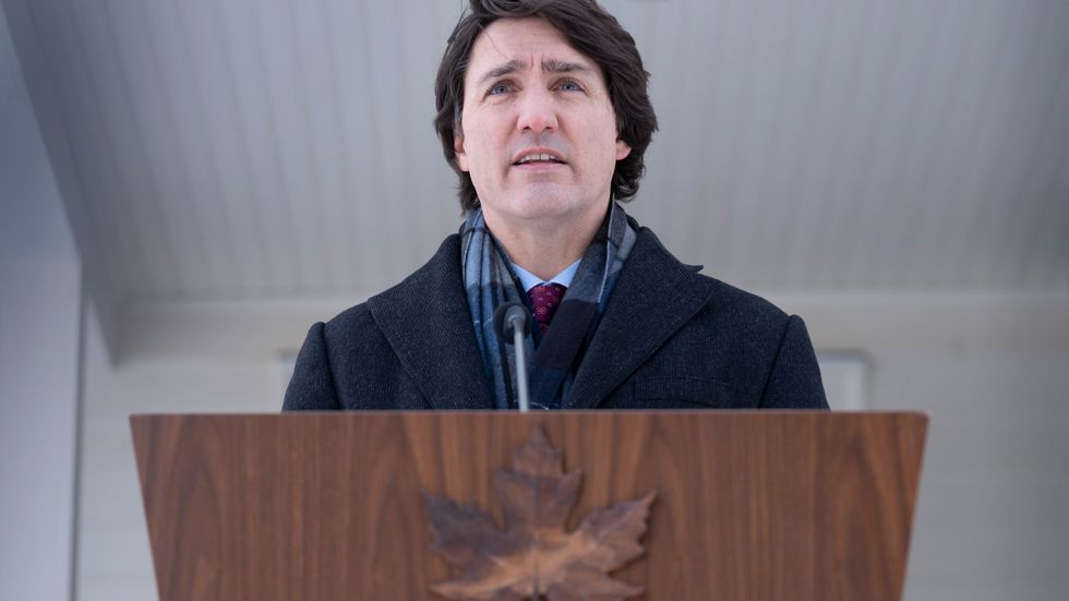 Kanadas premiärminister Justin Trudeau säger att han har smittats med covid-19.
