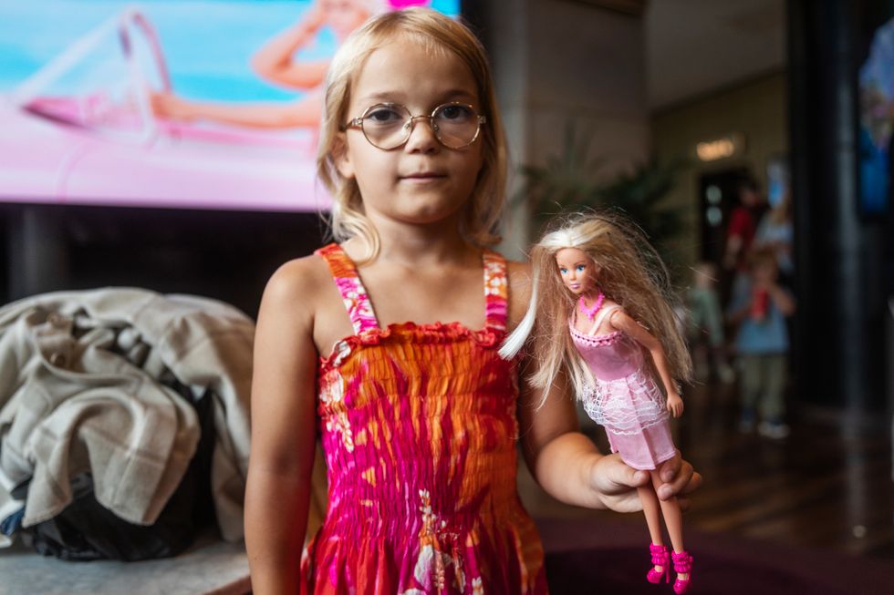 Nova, 7 år, ser fram emot att se ”riktiga människor” skådespela i den nya ”Barbie”-filmen. 