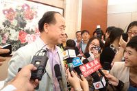 Nobelpristagaren Mo Yan möter pressen efter i hemstaden Gaomi efter beskedet.