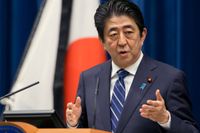 Japans premiärminister Shinzo Abe pratar under en presskonferens på årsdagen av den jordbävning och tsunami som drabbade landet 11 mars 2011.