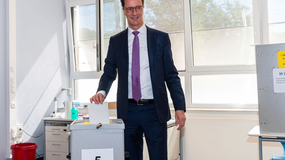 Hendrik Wüst, ministerpresident och toppkandidat för kristdemokratiska CDU i Nordrhein-Westfalen, lägger sin röst i söndagens val.