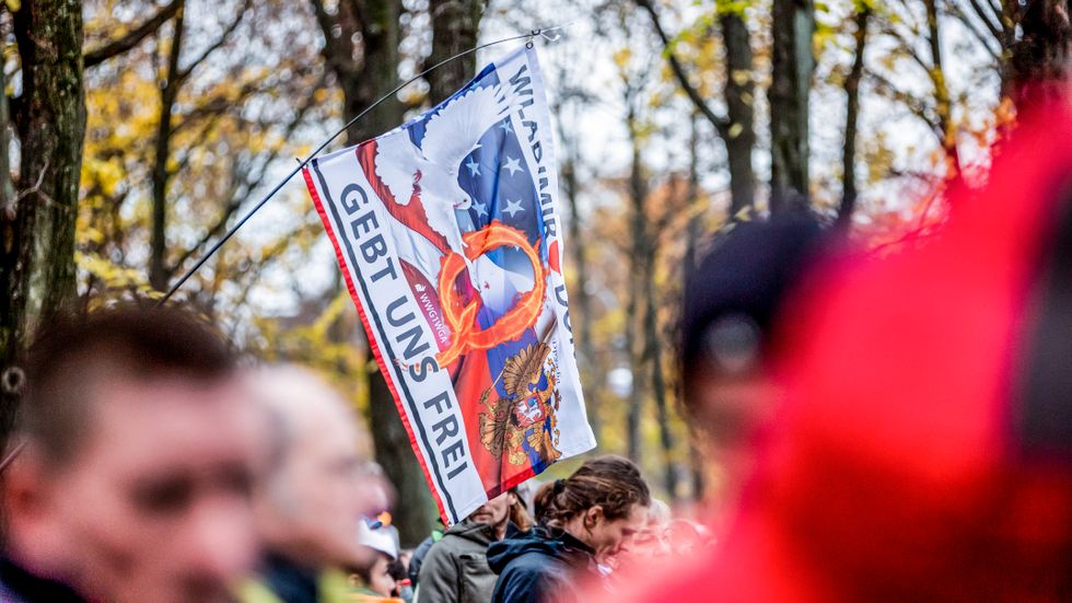 Qanon-anhängare protesterar i Berlin mot coronarestriktioner, november 2020.