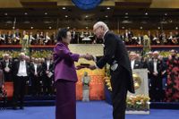 Professor Tu Youyou Kina tar emot Nobelpriset i fysiologi eller medicin från kung Carl Gustaf vid nobelprisutdelningen i konserthuset i Stockholm 2015.