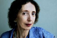 Joyce Carol Oates är amerikansk författare, kritiker och lärare i kreativt skrivande vid Princeton. Hon skriver även under pseudonymerna Rosamond Smith och Lauren Kelly.