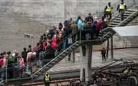 Förra året sökte 163000 personer asyl i Sverige, vilket är en av anledningarna att Migrationsdomstolarna riskerar att överhopas av mål. Bilden visar en kö av migranter vid Hyllie station, utanför Malmö, i november.