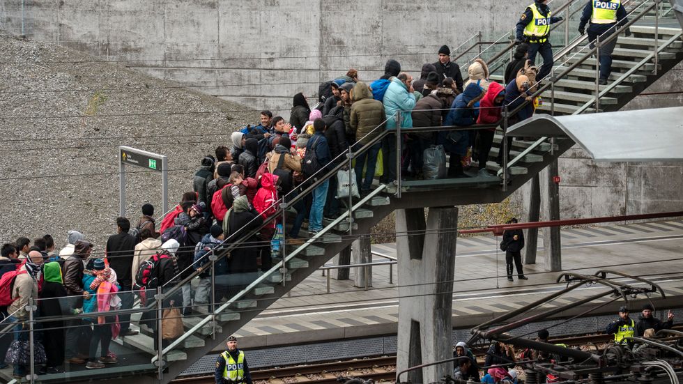 Förra året sökte 163000 personer asyl i Sverige, vilket är en av anledningarna att Migrationsdomstolarna riskerar att överhopas av mål. Bilden visar en kö av migranter vid Hyllie station, utanför Malmö, i november.