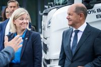 De två regeringscheferna besökte Scania och provkörde eldrivna lastbilar.